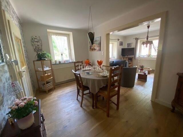 Petite maison semi mitoyenne pleine de charme