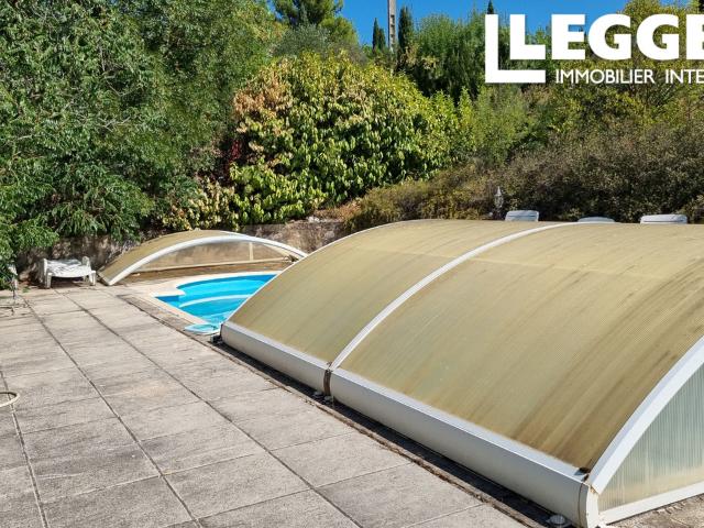 Petite villa de plain pied facile à vivre avec 2 chambres, grand jardin et piscine. Jolie vue