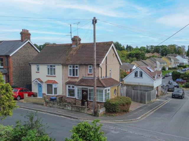 Petlands Road, Haywards Heath, RH16 3 bed semi detached house to rent £1,800 pcm £415 pw