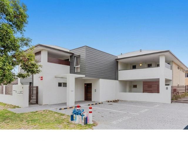 Spacious Large Unit. Own Courtyard, Walk to Amenities