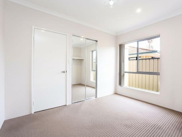PETS ALLOWED. Spacious Large Unit. Own Courtyard, Walk to Amenities