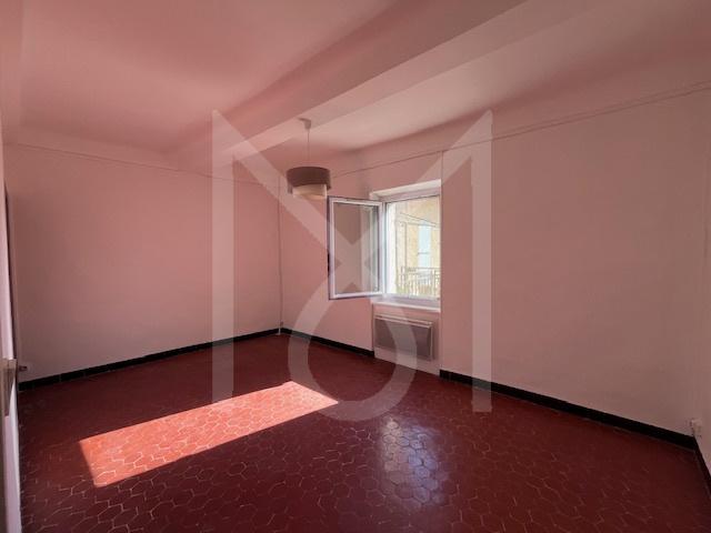 Peyrolles en Provence: T2 vide 39,52m2m2 traversant et lumineux