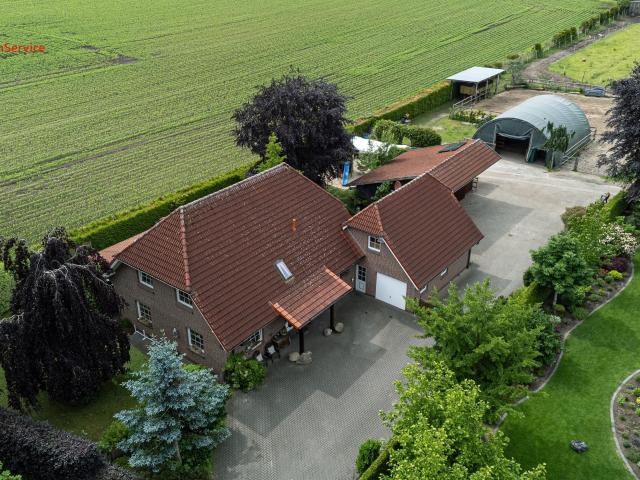 Pferdehalter aufgepasst Modernes Wohnhaus mit wundervollem Grundstück in Westerstede