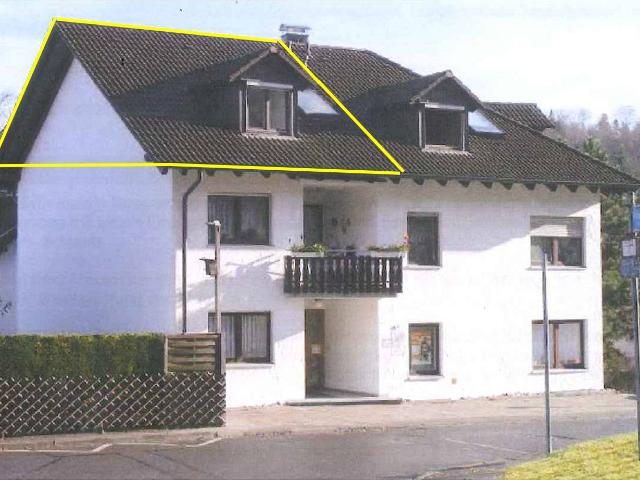 Pfiffig * Bezugsfrei * Modernisiert 2 Zi. Wohnung im DG mit 2 PKW Außenstellplätze!