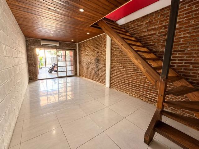 PH 3 AMB. TIPO CASA EN ALQUILER EN VILLA TESEI