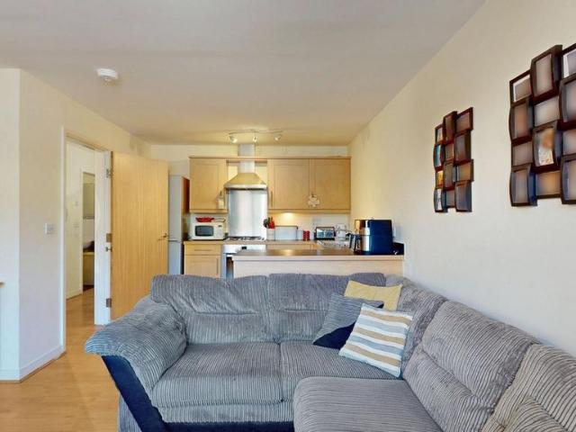 Phoenix Court, Chertsey Road, Lower. 2 bed flat to rent £1,850 pcm £427 pw