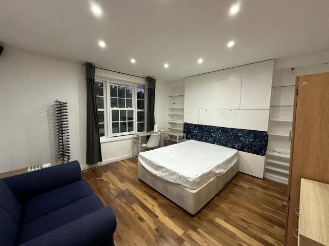 Phoenix Road, London 3 bed flat to rent £3,835 pcm £885 pw