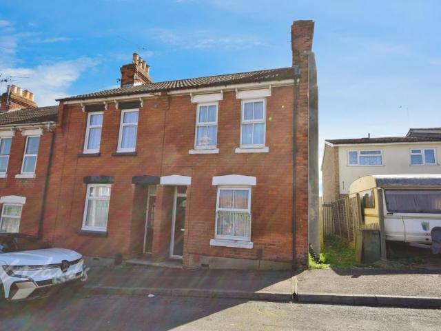 Pheasant Road Chatham ME4 2 bed end of terrace house to rent £1,300 pcm £300 pw