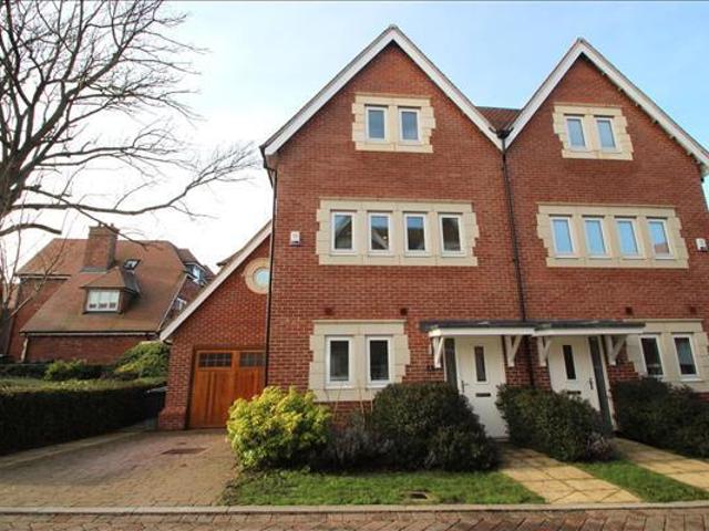 Phelps Lane, London, NW7 1FZ, United Kingdom | 4 bed duplex for rent #127640059 | Rentberry