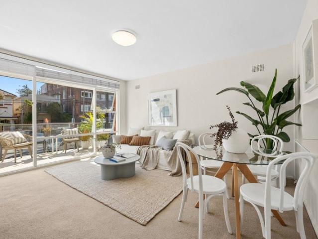 Phenomenal beach pad in a quiet street, footsteps from the village and the surf