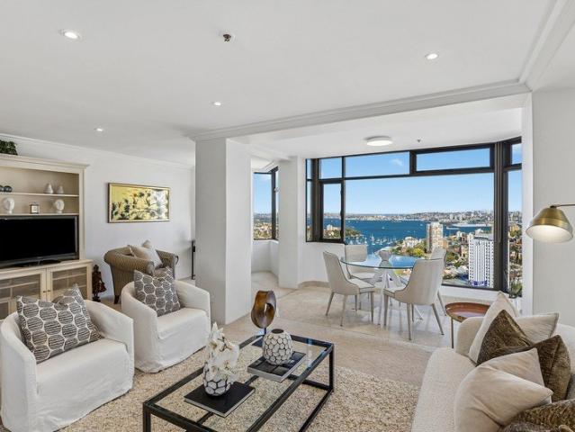 Phenomenal harbour views from tightly held penthouse