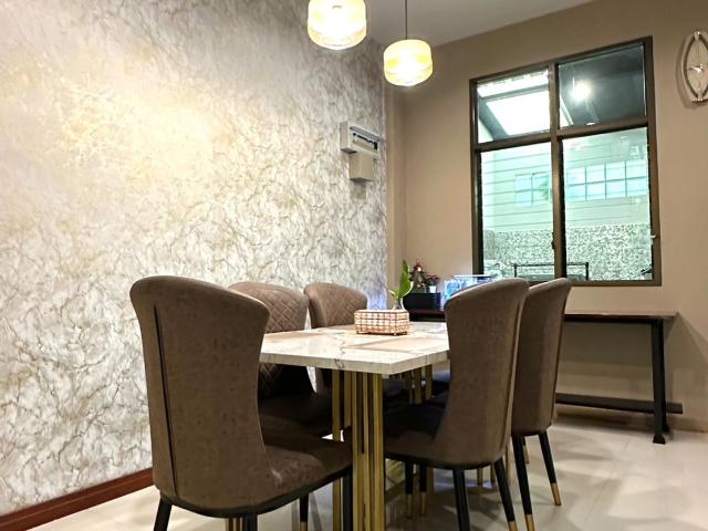 พิเศษบ้านเช่าพร้อมที่ชาตร์รถ EV+มิเตอร์ TOU ทาวน์โฮม 4 ห้องนอน 3 ห้องน้ำ มบ.เปี่ยมสุข ซอย รัตนาธิเบศร์ 17