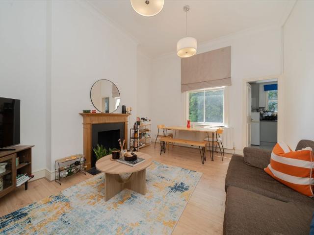 Philbeach Gardens, Earls Court SW5, 2 bed flat to rent, £2,750 pcm | PrimeLocation