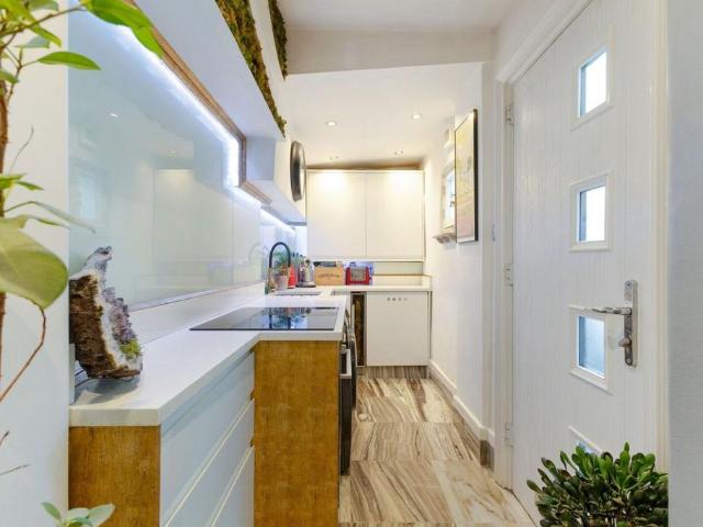 Philbeach Gardens, SW5, Earls Court, SW5 Studio to rent £3,900 pcm £900 pw