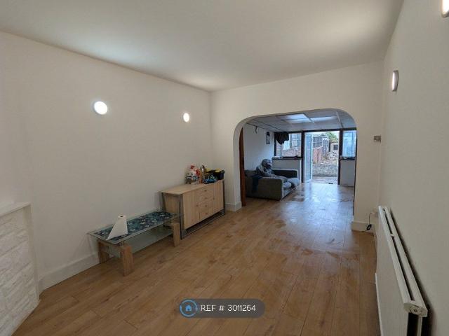 Philip Road, Rainham RM13, 3 bed bungalow to rent, £1,950 pcm | PrimeLocation