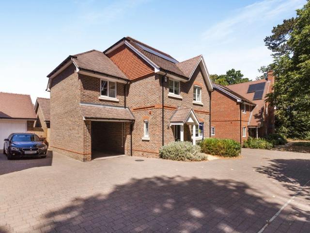 Phillips Close, Wokingham RG41, 4 bed detached house to rent, £2,650 pcm | PrimeLocation