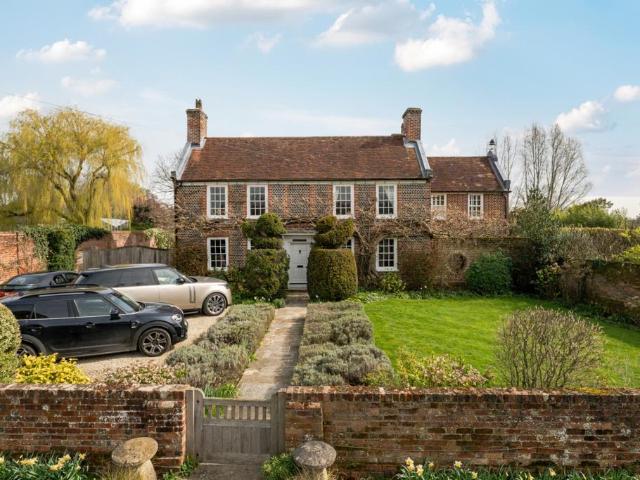 Philpot Lane, Chobham GU24 5 bed detached house to rent £12,500 pcm £2,885 pw
