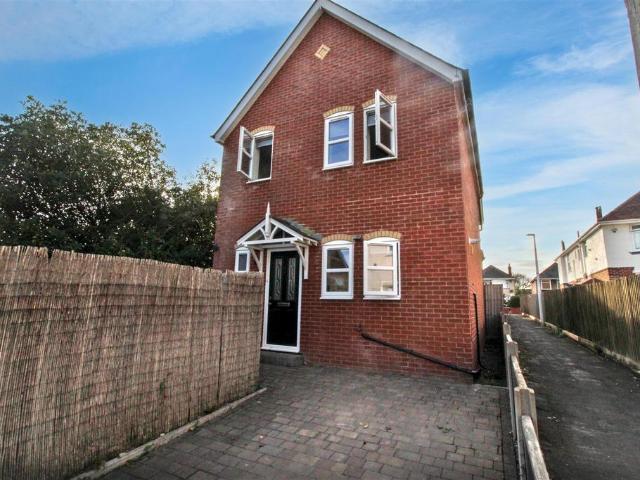 Phyldon Road, Poole 2 bed detached house to rent £1,550 pcm £358 pw