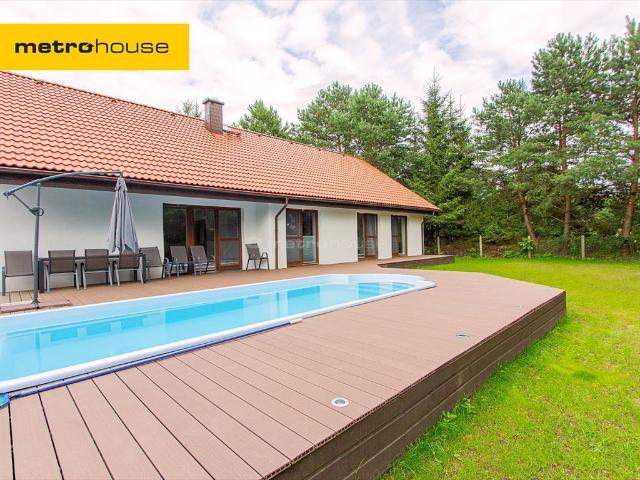 Nowoczesny dom z basenem i 4 pokojami, 143 m²