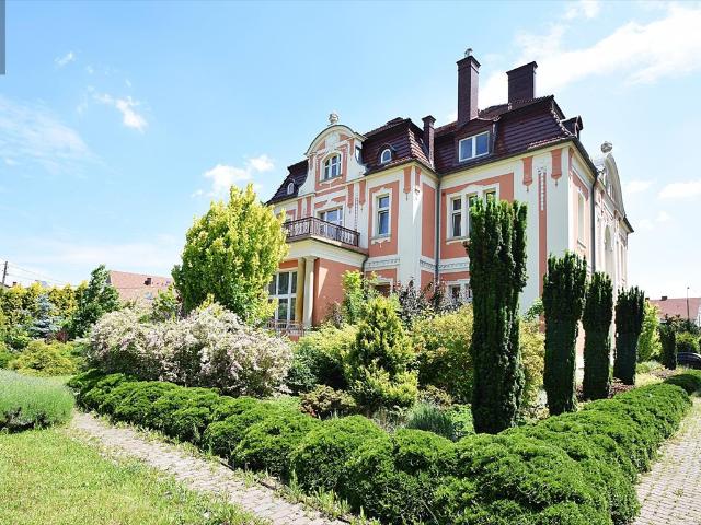 Piękny pałac z 1910 r. na dużej działce 5000 m2