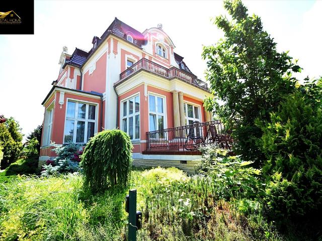 Piękny pałac z 1910 r. z 3 mieszkaniami i 250 m2 strychu