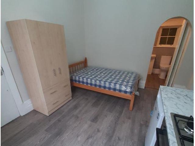 Pimlico Z1 Near Tube S/C Studio Newly Refurbished