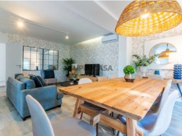 PINTAINHOS HOUSE T10 Invista no Seu Futuro: Moradia Unifamiliar Remodelada em Carregado com 3 Apartamentos Independentes e Amplo Jardim