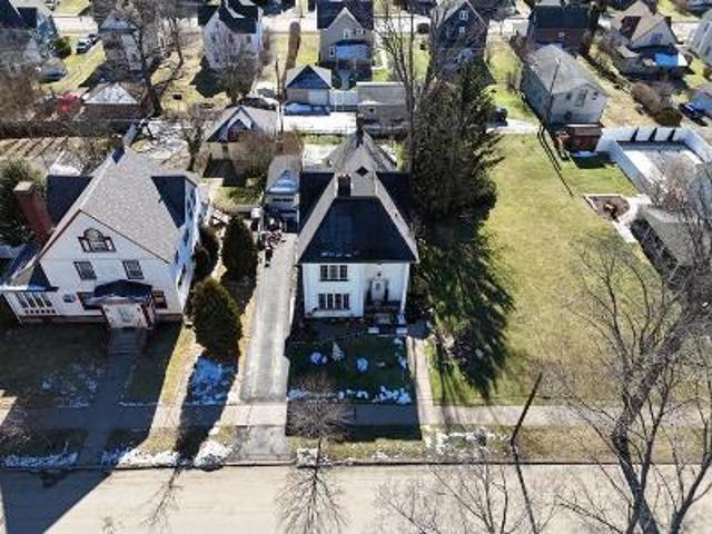 Pine Ave