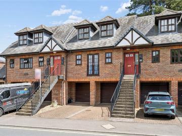 Pine Court, Chesham, Buckinghamshire HP5, 2 bed flat to rent, £1,550 pcm | PrimeLocation
