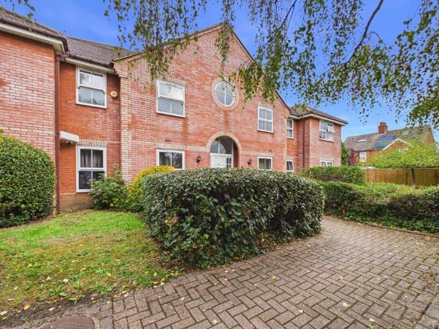 Pine Court, 44 Reading Road. 2 bed flat to rent £1,450 pcm £335 pw