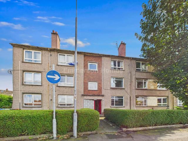 Pine Crescent, Johnstone Castle PA5, 2 bed flat to rent, £700 pcm | PrimeLocation