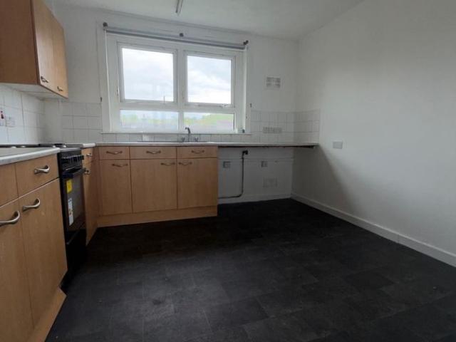 Pine Crescent, Johnstone PA5, 2 bed flat to rent, £700 pcm | PrimeLocation