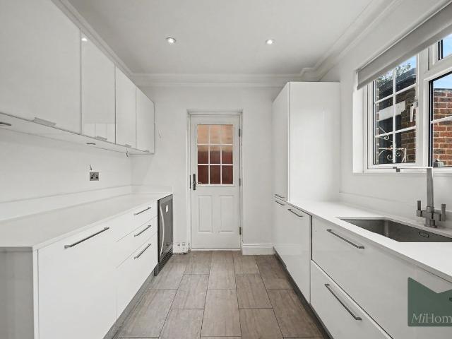 Pine Grove, Brookmans Park AL9, 4 bed detached house to rent, £3,500 pcm | PrimeLocation