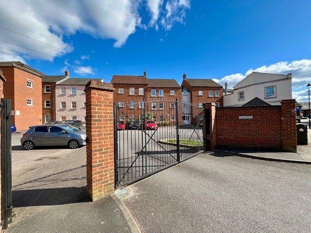 Pine Street, Aylesbury HP19, 2 bed flat to rent, £1,400 pcm | PrimeLocation