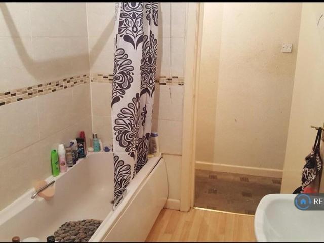 Pine Street, Burnley, BB11 2 bed terraced house to rent £600 pcm £138 pw