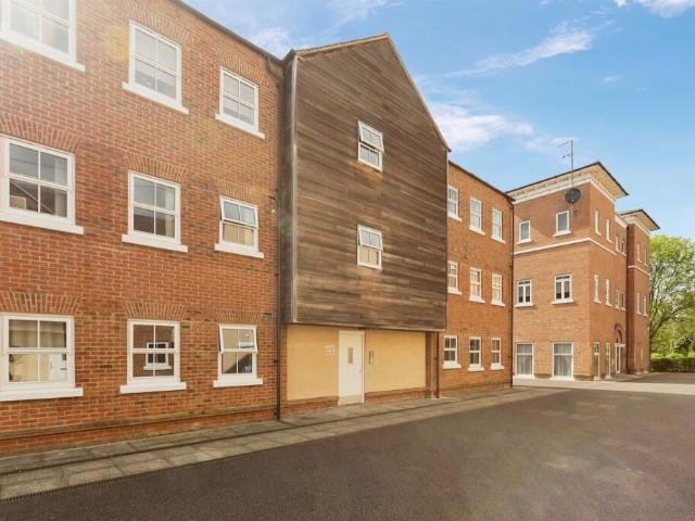 Pine Street, Fairford Leys HP19, 2 bed flat to rent, £1,095 pcm | PrimeLocation