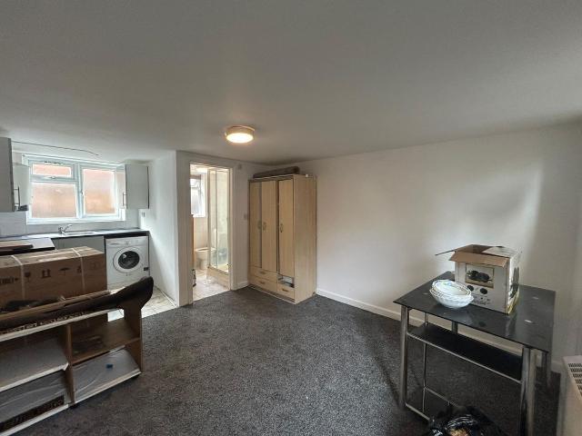 Pine Tree Close, Hounslow TW5, Studio to rent, £1,000 pcm | PrimeLocation