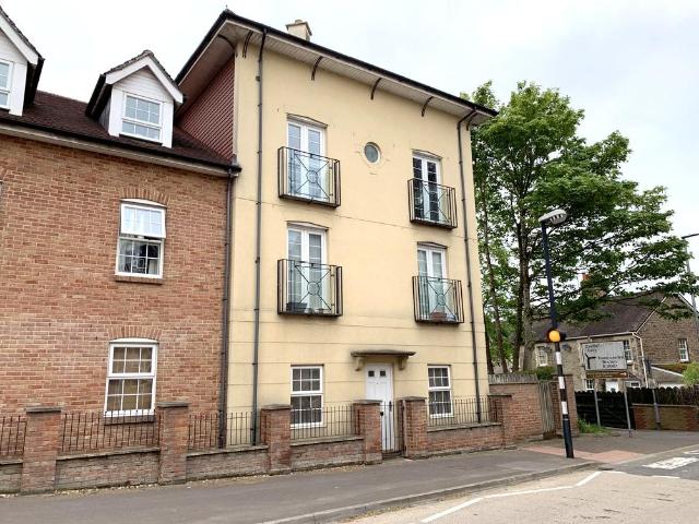 Pines Close, Wincanton BA9 2 bed flat to rent £825 pcm £190 pw