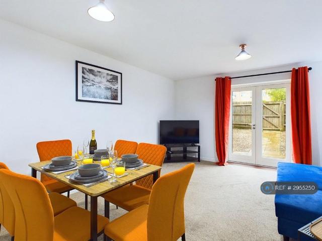 Pinewood Walk, Cheltenham, GL51 4 bed semi detached house to rent £3,200 pcm £738 pw