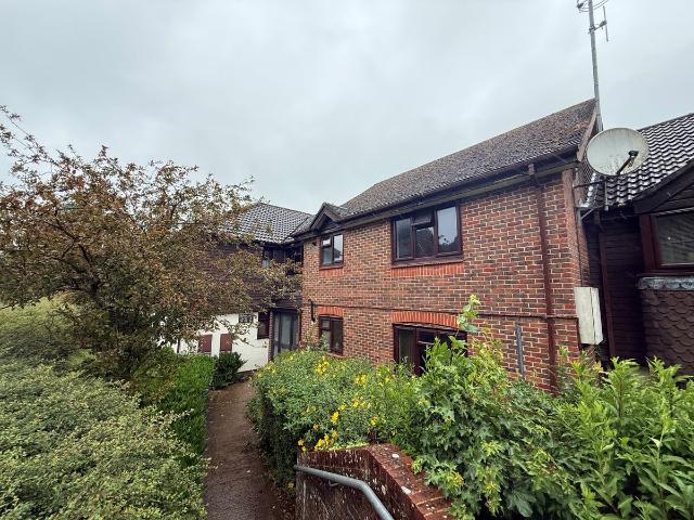 Pinewood Court, Haywards Heath RH16, 1 bed flat to rent, £1,100 pcm | PrimeLocation