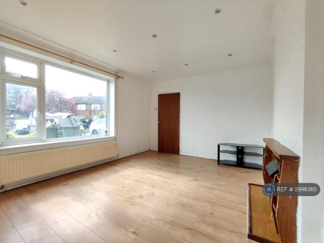 Pinewood Close, Pinner, HA5 3 bed semi detached house to rent £1,995 pcm £460 pw