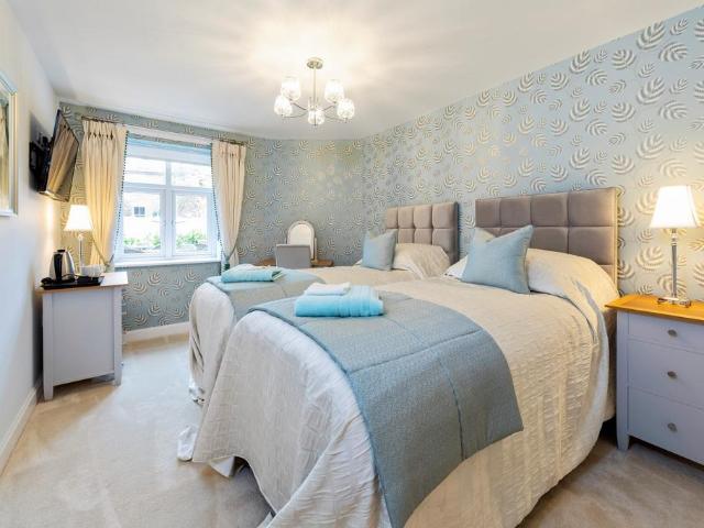 Pinewood Gardens Southborough. 2 bed retirement property to rent £2,900 pcm £669 pw