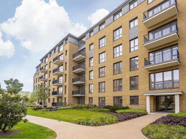 Pinewood Gardens, TW11 3 bed apartment to rent £4,650 pcm £1,073 pw