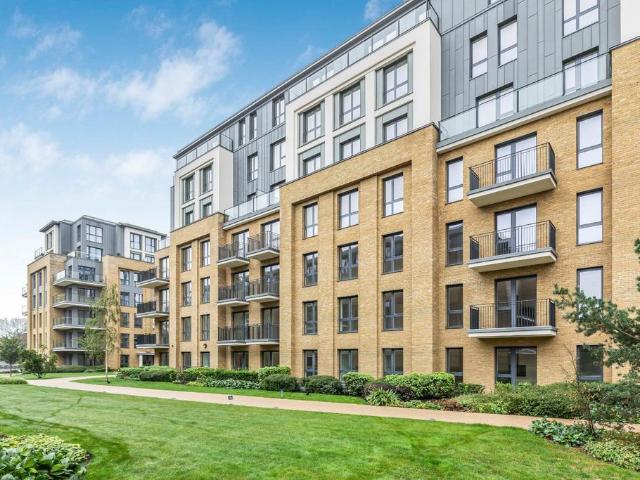 Pinewood Gardens, Teddington. 3 bed apartment to rent £4,530 pcm £1,045 pw