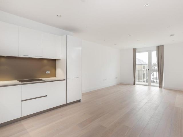 Pinewood Gardens Teddington TW11 1 bed apartment to rent £2,000 pcm £462 pw
