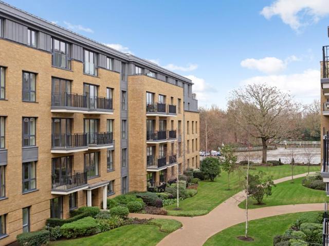 Pinewood Gardens, Teddington, TW11 1 bed flat to rent £2,430 pcm £561 pw