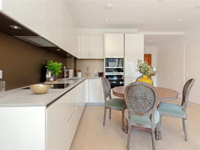 Pinewood Gardens, Teddington, TW11 2 bed apartment to rent £3,135 pcm £723 pw