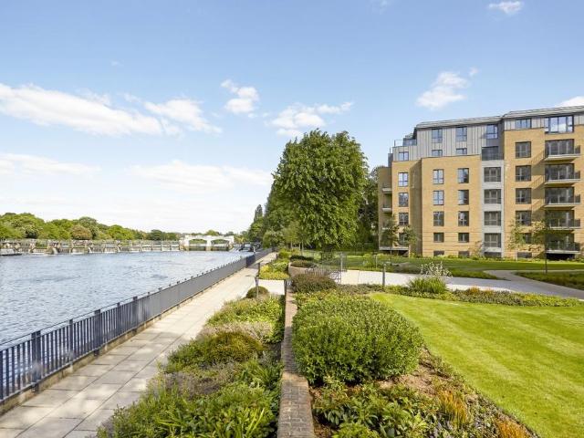 Pinewood Gardens Teddington TW11 2 bed apartment to rent £3,240 pcm £748 pw