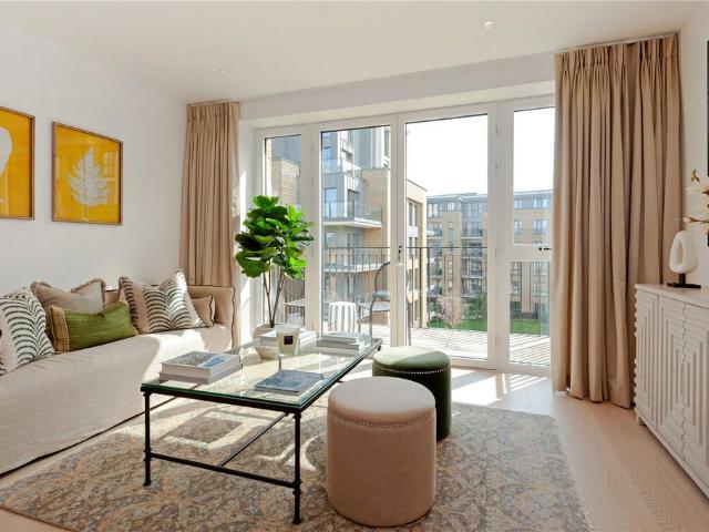 Pinewood Gardens, Teddington, TW11 2 bed apartment to rent £3,520 pcm £812 pw