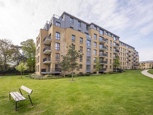Pinewood Gardens Teddington TW11 2 bed flat to rent £3,575 pcm £825 pw